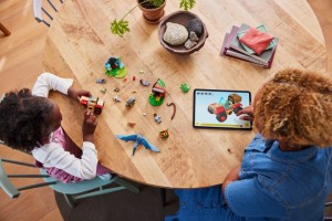 Конструктор LEGO® JURASSIC WORLD™ Центр порятунку дитинчат динозаврів