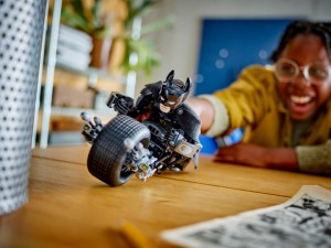 Конструктор LEGO® DC COMICS™ SUPER HEROES Фігурка Бетмена для складання та Bat-Pod Bike