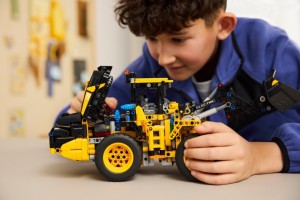 Конструктор LEGO® TECHNIC™ Колісний навантажувач Volvo L120 Electric