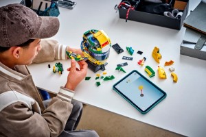 Конструктор LEGO® Editions™ F1 Helmets Шолом Айртона Сенни